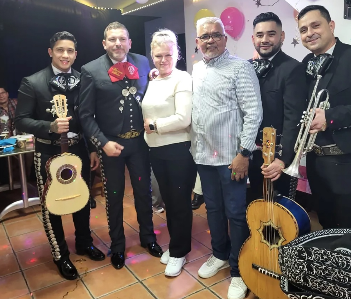 actuación con mariachis en la ciudad de Barcelona de una serenata de aniversario.