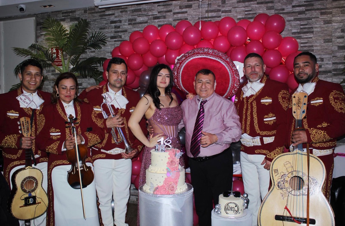 Serenata en Barcelona para una chica  en sus diez y ocho  cumpleaños.