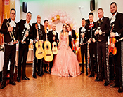 Actuación de mariachis con la agrupación completa