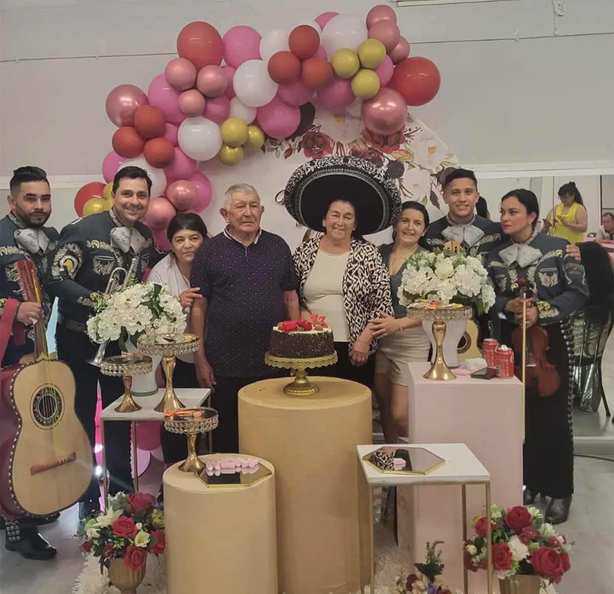 actuación en Barcelona de una serenata de aniversario.