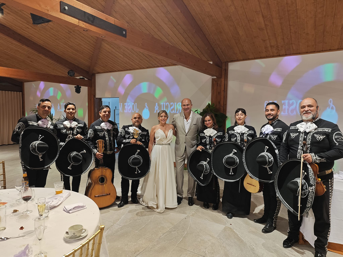 actuación en Barcelona de una serenata en una boda.