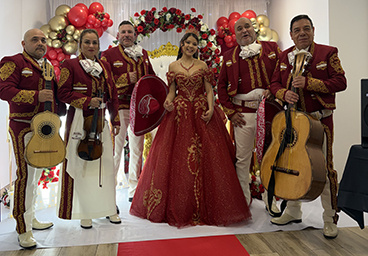 Celebración de quince años de una señorita con Mariachis