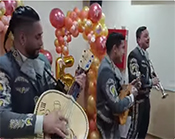 actuación de Mariachis con el tema del Mariachi Loco